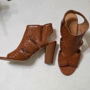 XOXO "Bloom" Brown Open toe Heels with Laser-Cutout Design size 8.5